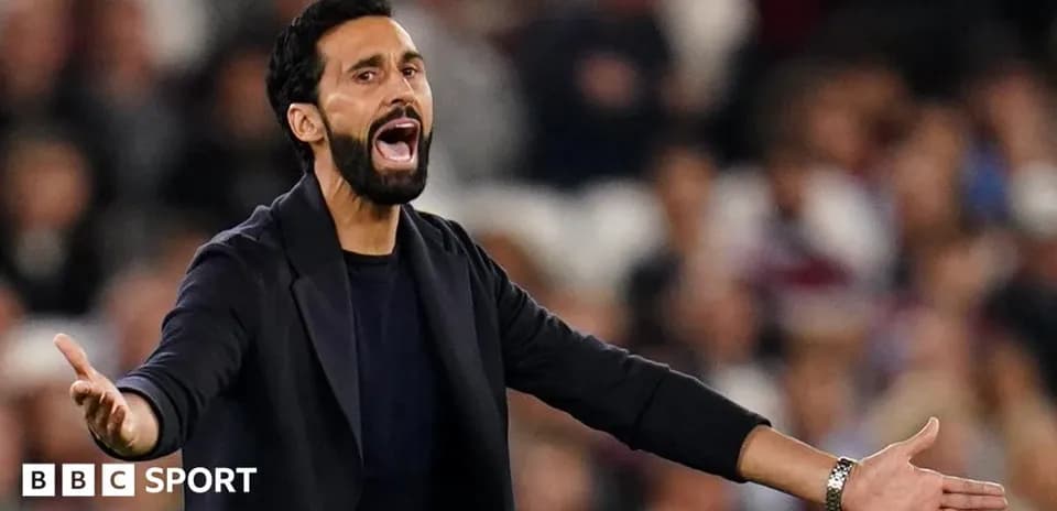 Entrenador gesticulando durante un partido de fútbol