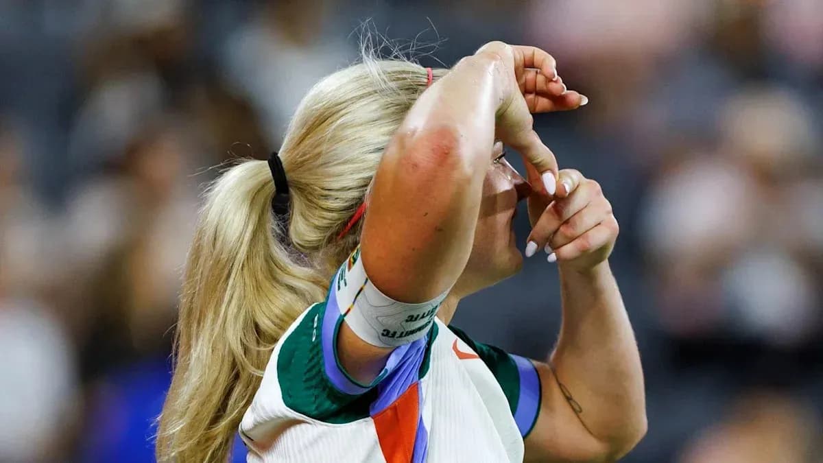 Jugadora de tenis tocándose la frente durante el partido