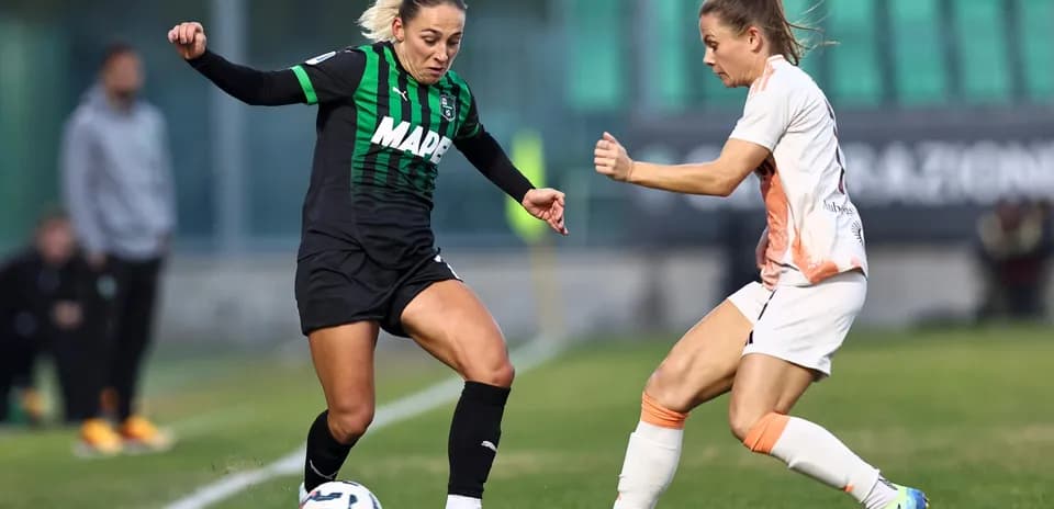 Jugadora de Sassuolo W en acción durante el partido