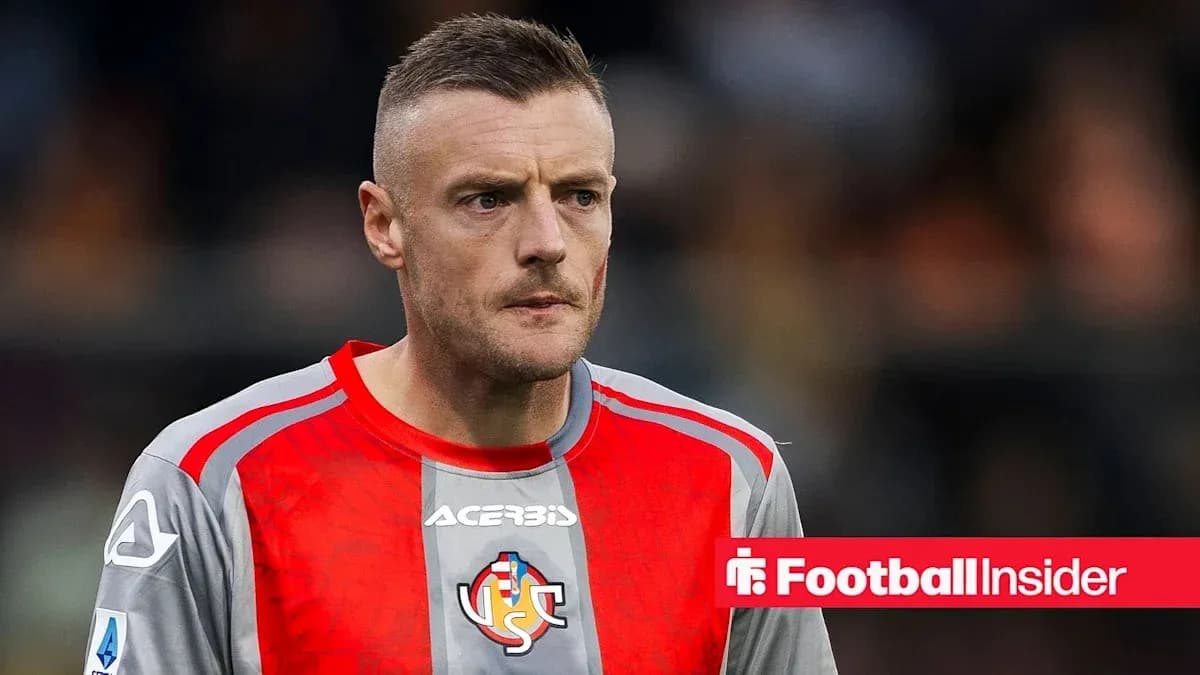 Jugador en uniforme de portero durante un partido