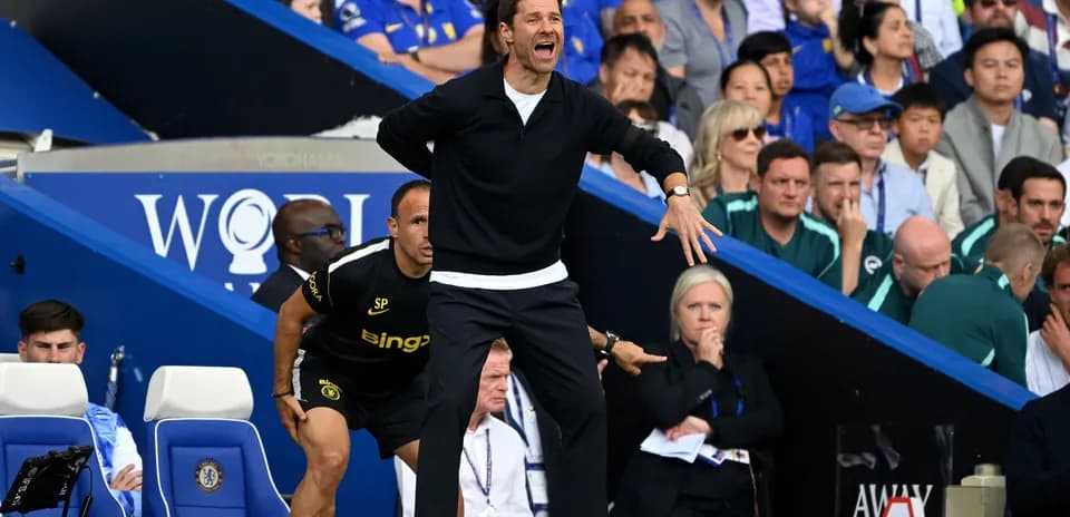 Entrenador dirigiendo a su equipo desde la línea de banda