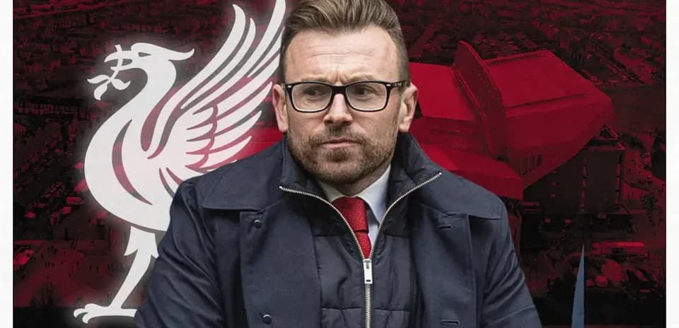 Persona con abrigo frente al logo de Liverpool