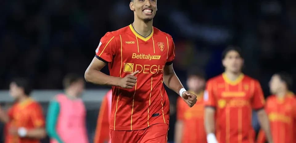 Jugador celebrando un gol con camiseta roja y amarilla