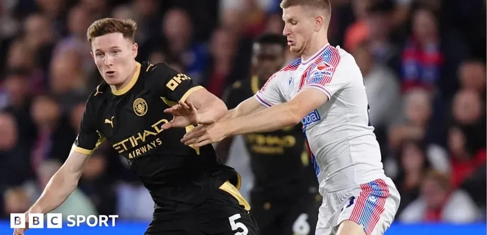 Jugador de Manchester City siendo desafiado por rival