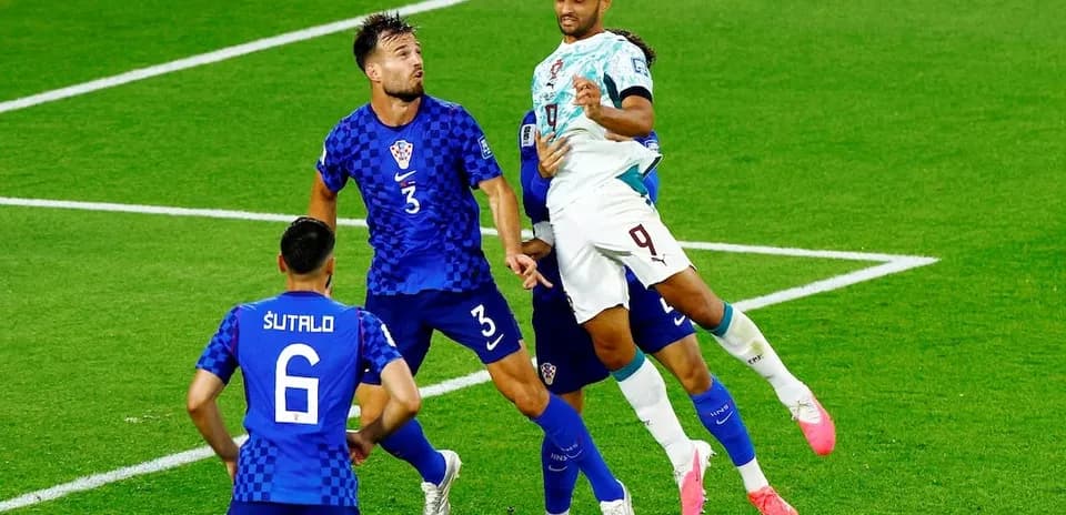Jugador de Portugal cabeceando el balón contra Croacia