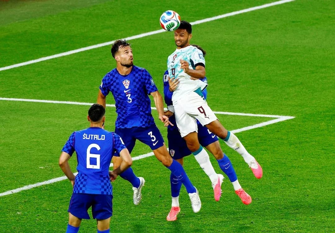 Jugador de Portugal cabeceando el balón contra Croacia