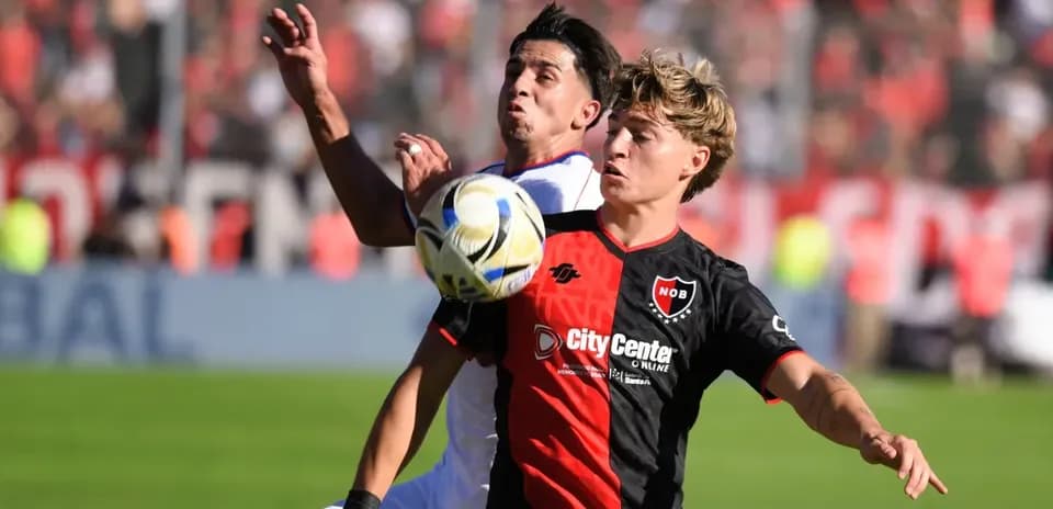 Jugadores de San Lorenzo y Newells disputando el balón
