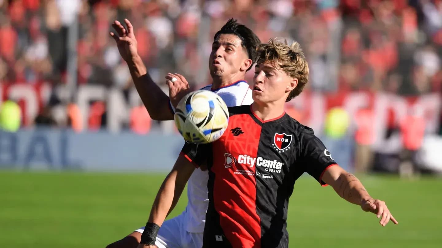 Jugadores de San Lorenzo y Newells disputando el balón