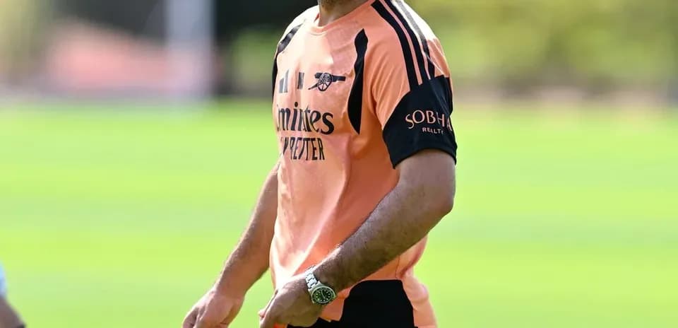 Entrenador sonriendo durante sesión de entrenamiento