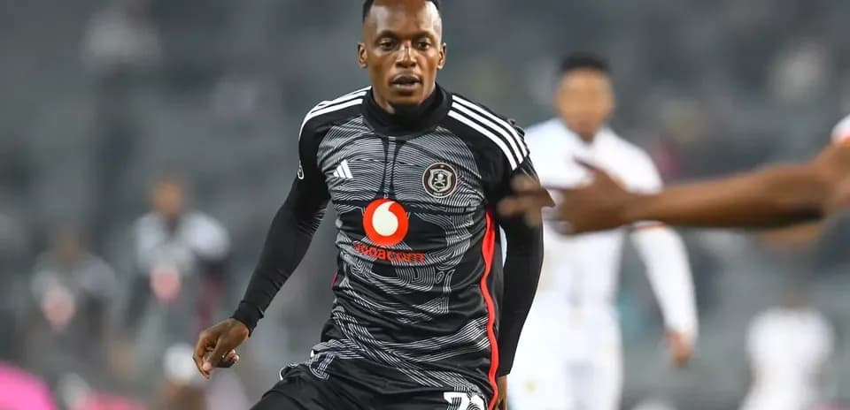 Jugador de Orlando Pirates corriendo durante el partido