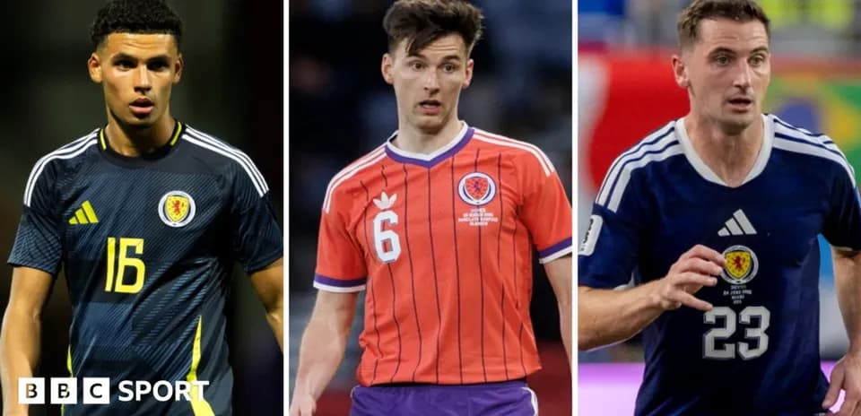 Tres jugadores escoceses en diferentes camisetas de fútbol