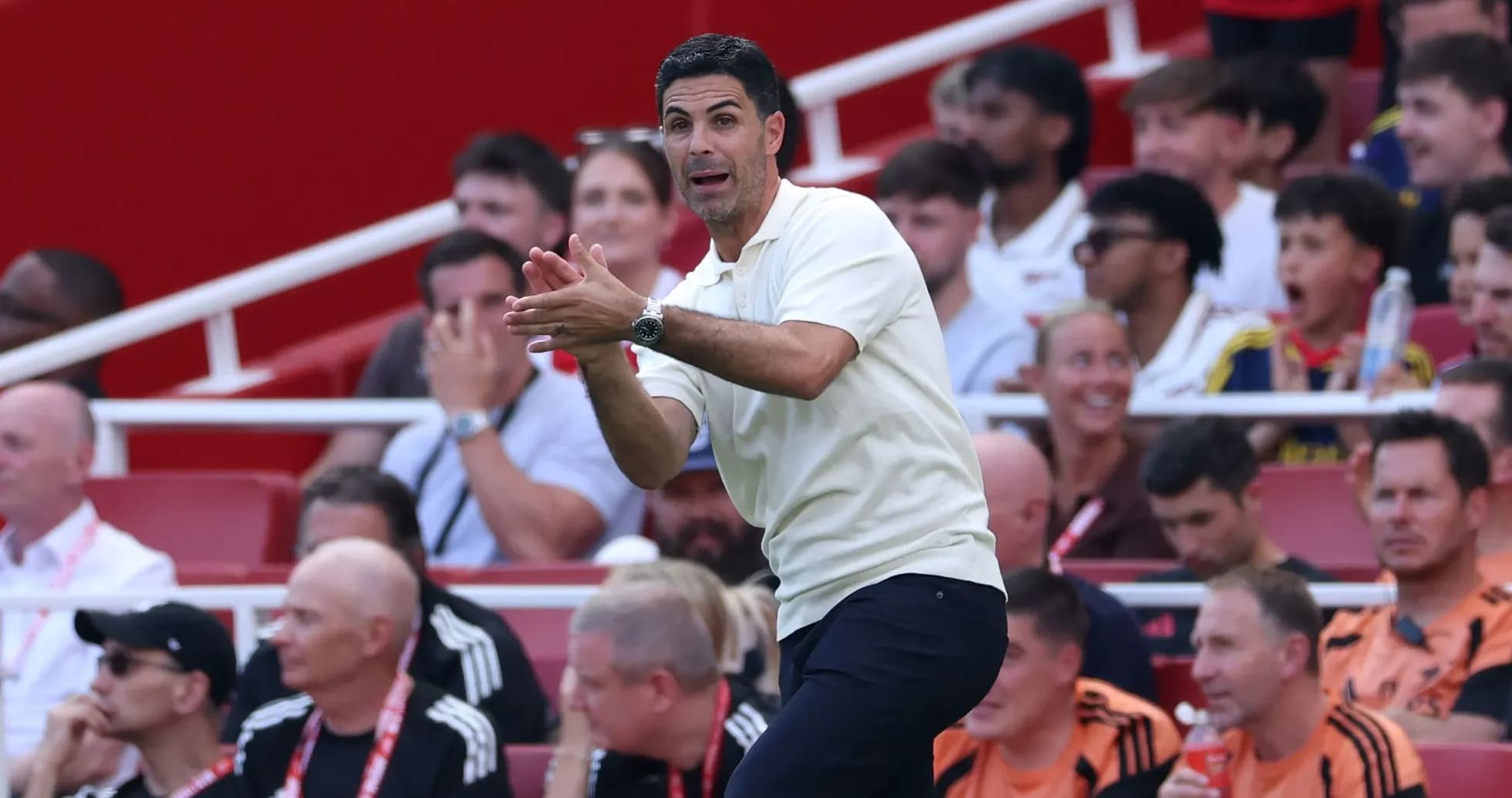 Entrenador dando instrucciones desde la línea de banda
