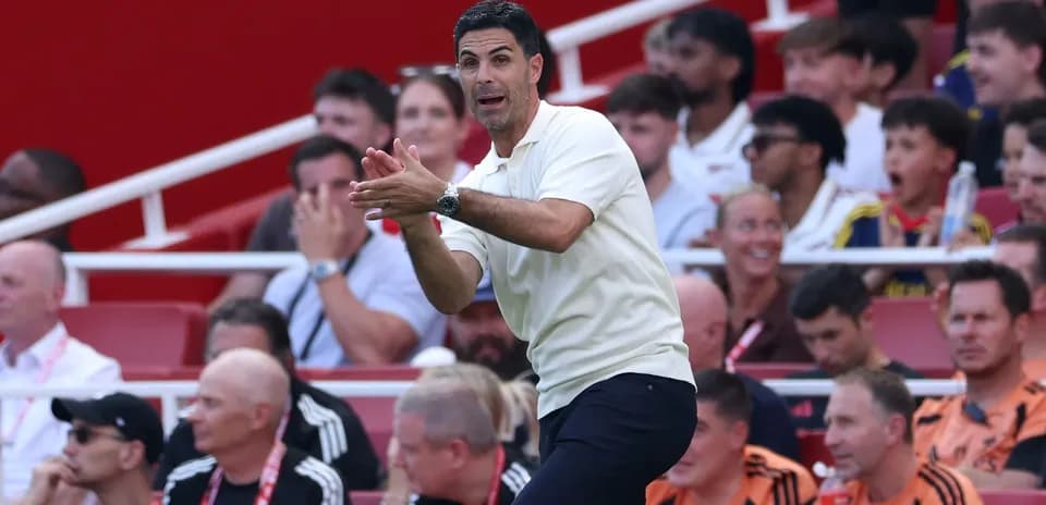 Entrenador dando instrucciones desde la línea de banda