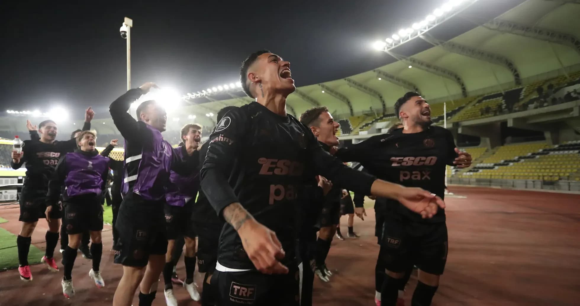 Jugadores celebrando la victoria en el estadio