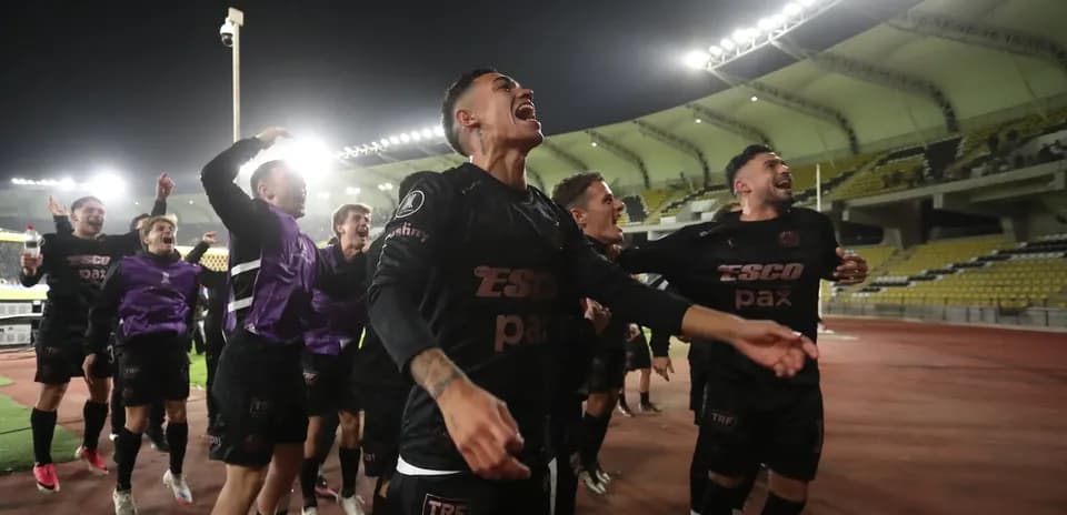 Jugadores celebrando la victoria en el estadio