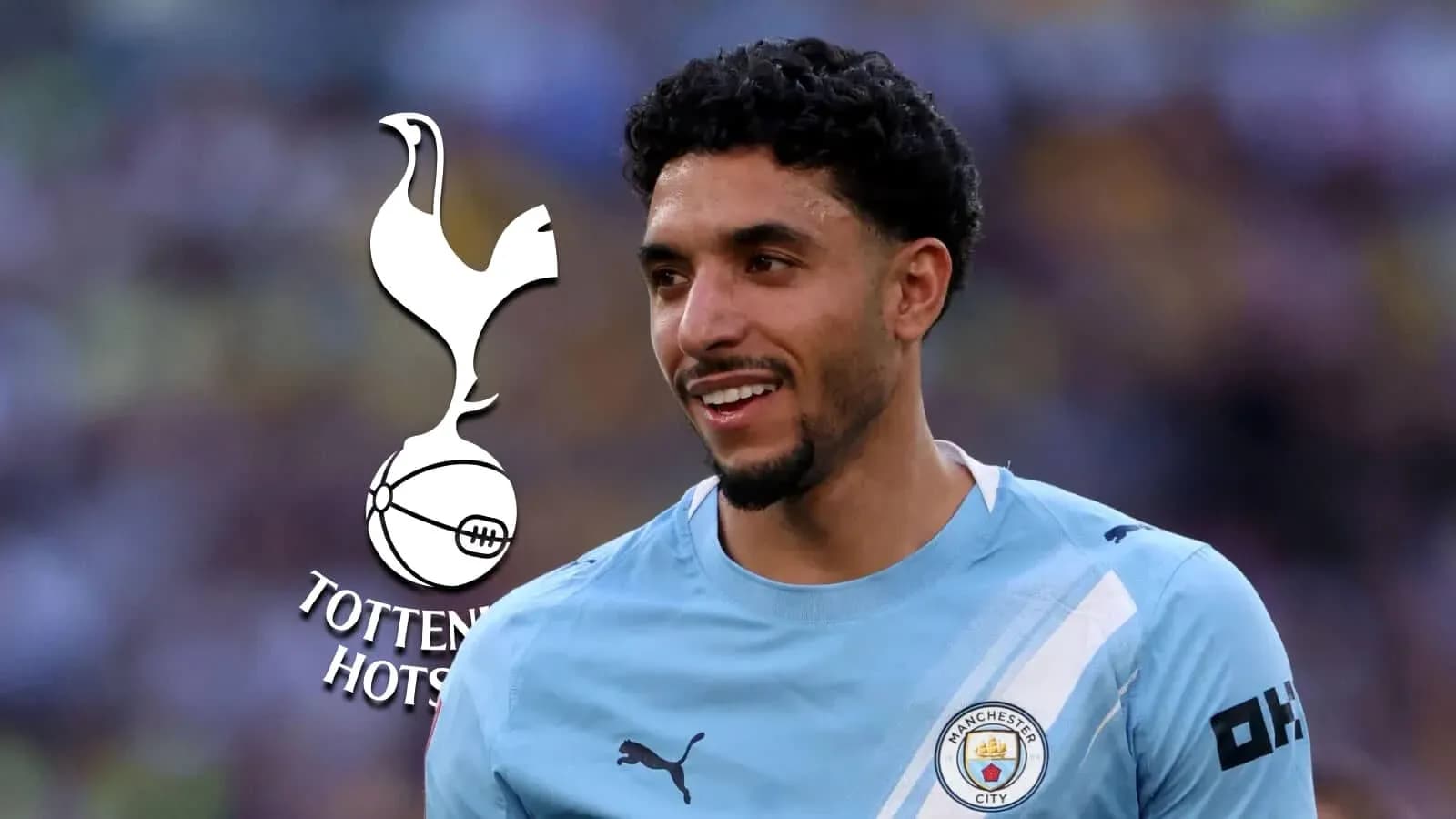 Jugador sonriente con camiseta de Manchester City