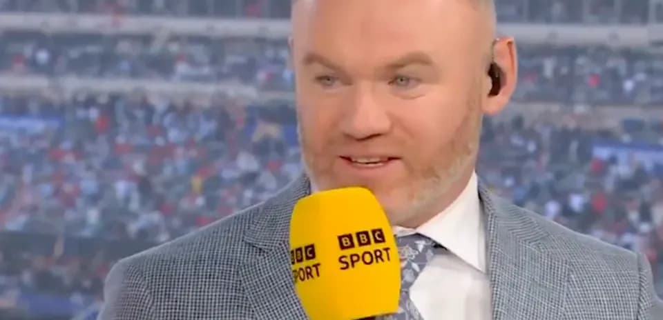 Presentador hablando con micrófono de BBC Sport