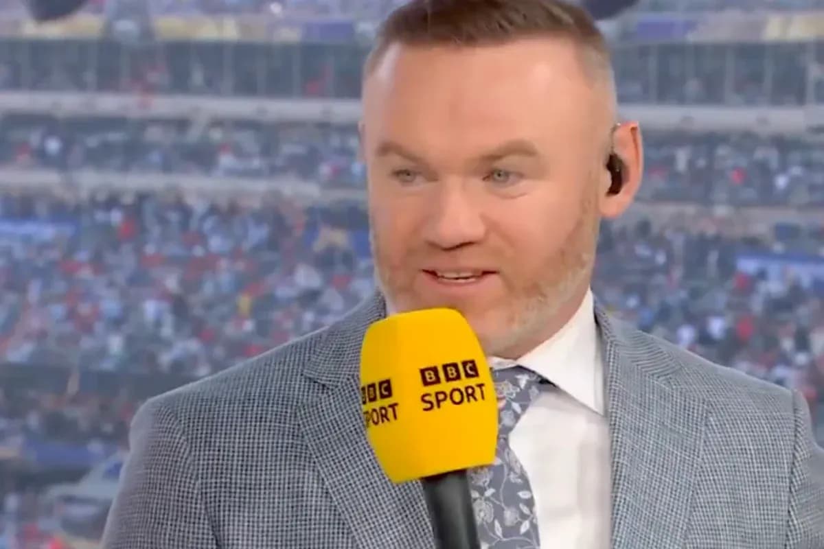 Presentador hablando con micrófono de BBC Sport