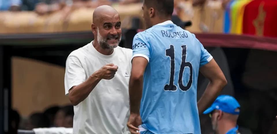 Entrenador hablando con Rodrigo en la banda