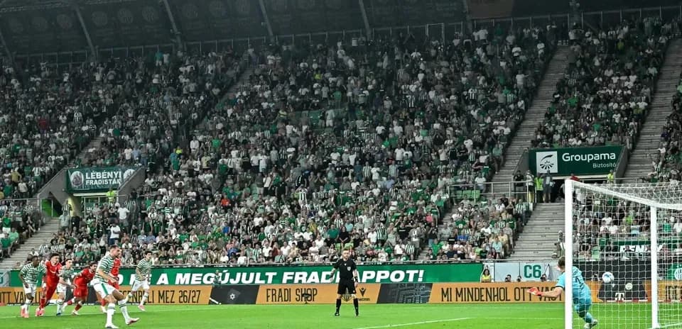 Un penalti durante el partido Ferencvarosi TC