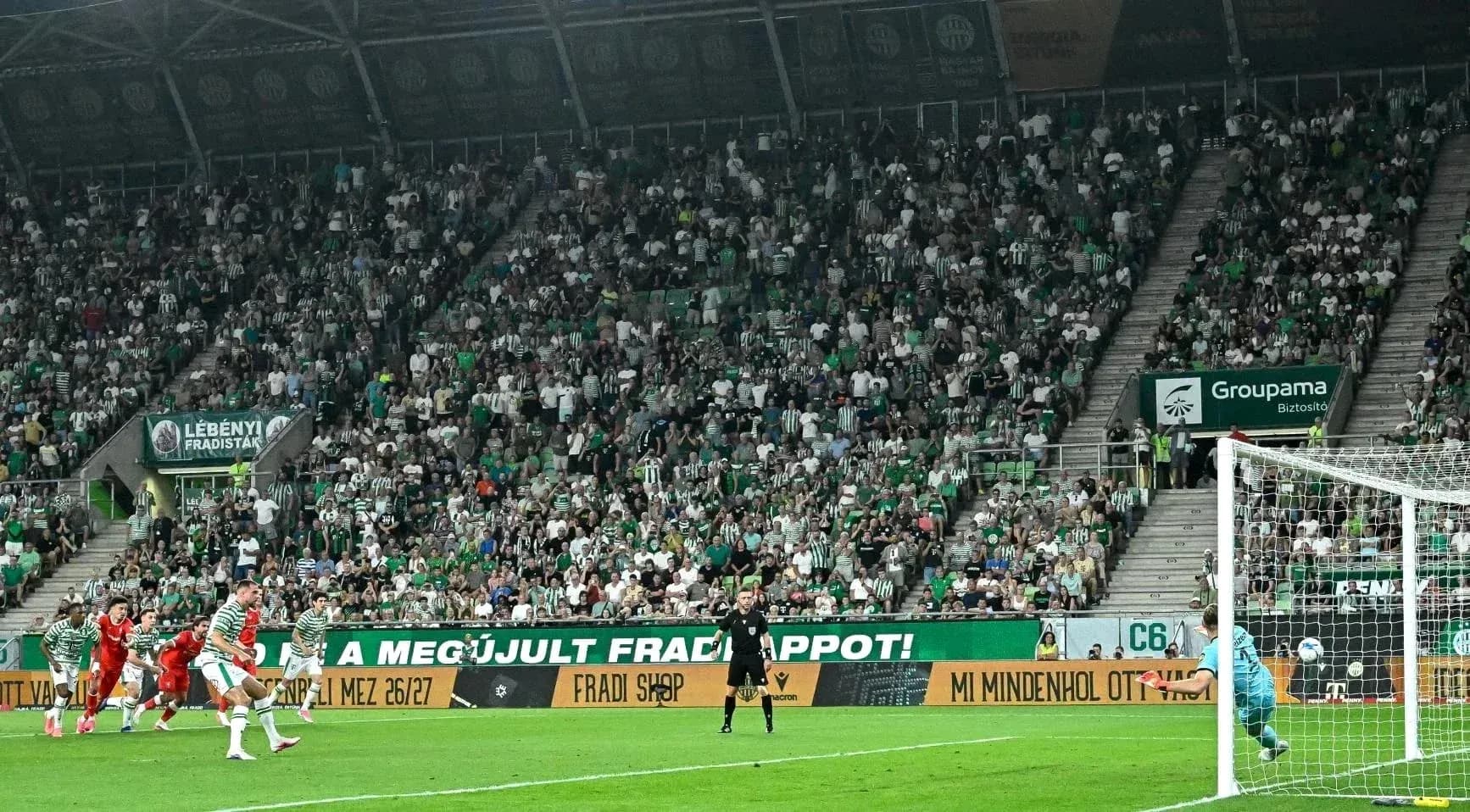 Un penalti durante el partido Ferencvarosi TC