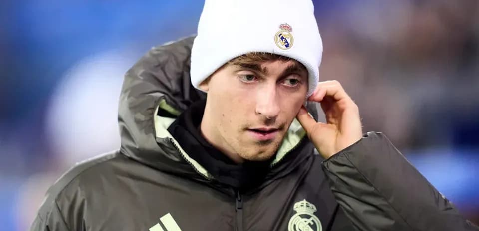 Jugador de Real Madrid con gorro en el banquillo