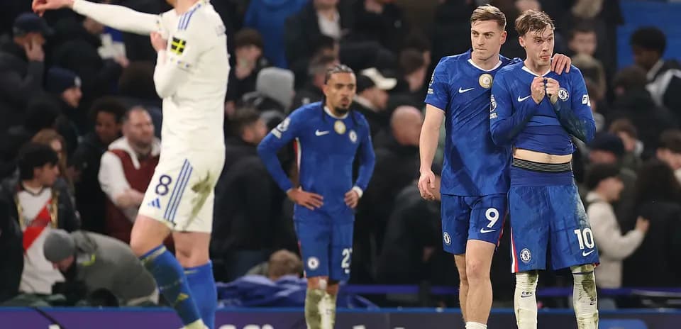Jugadores de Chelsea se consuelan tras el partido