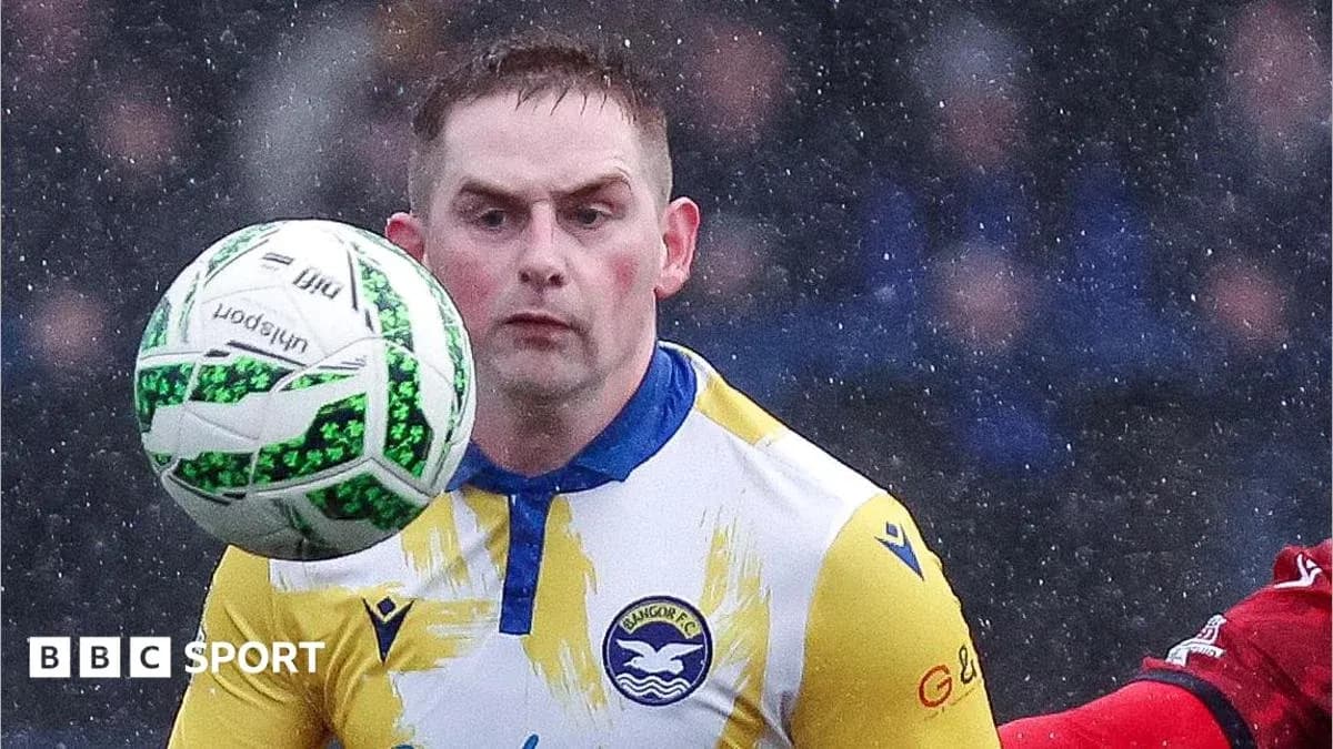 Jugador controlando el balón en un partido de fútbol