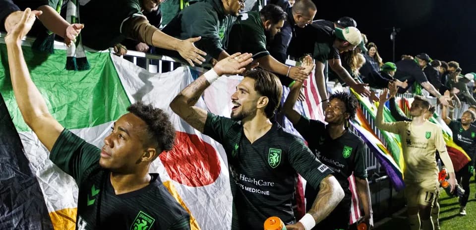 Jugadores de Lexington celebrando con los aficionados
