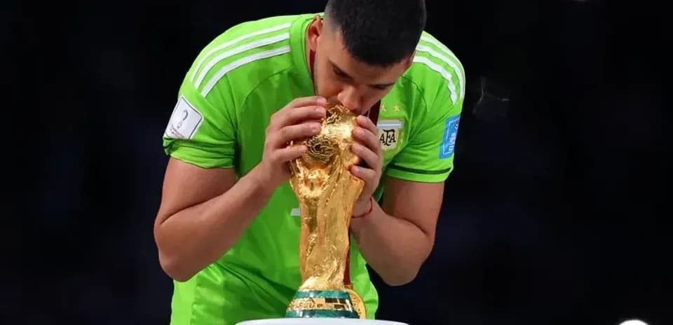 Portero besando el trofeo de la Copa Mundial