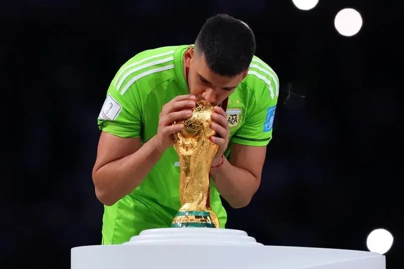 Portero besando el trofeo de la Copa Mundial
