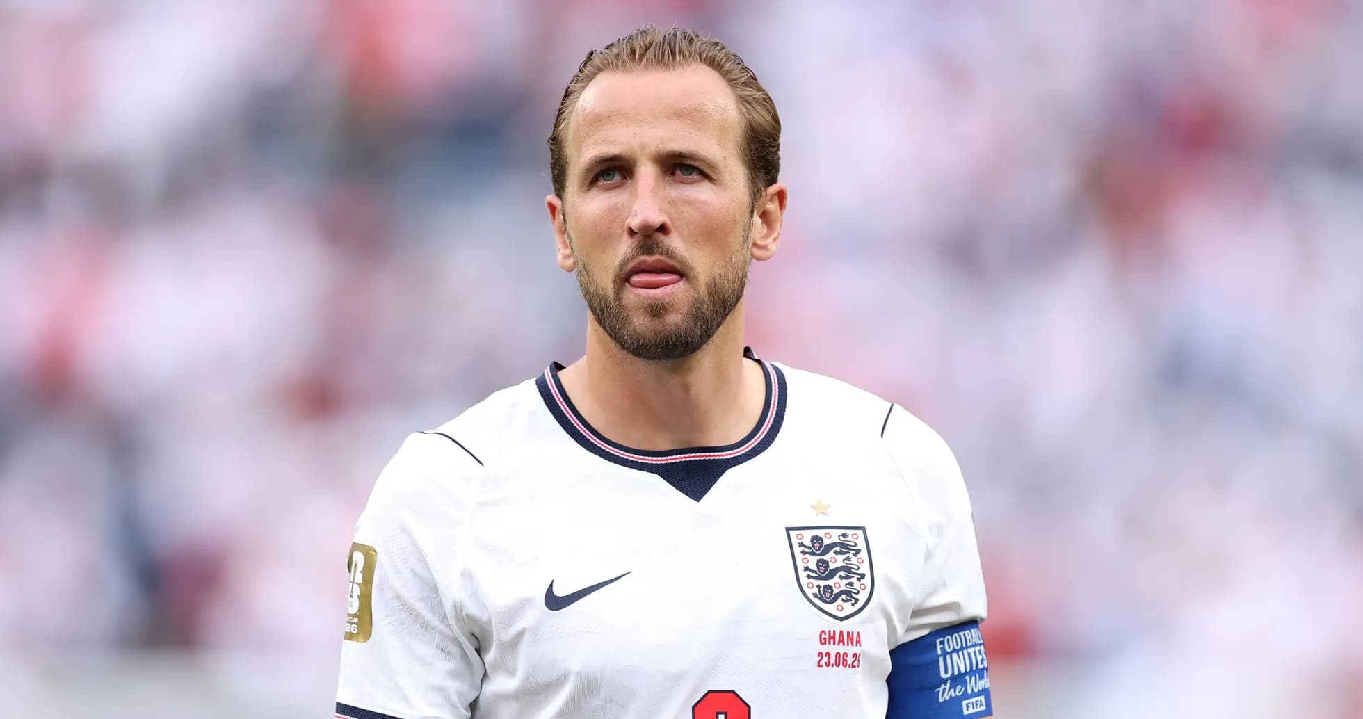 Jugador de Inglaterra en partido con camiseta blanca