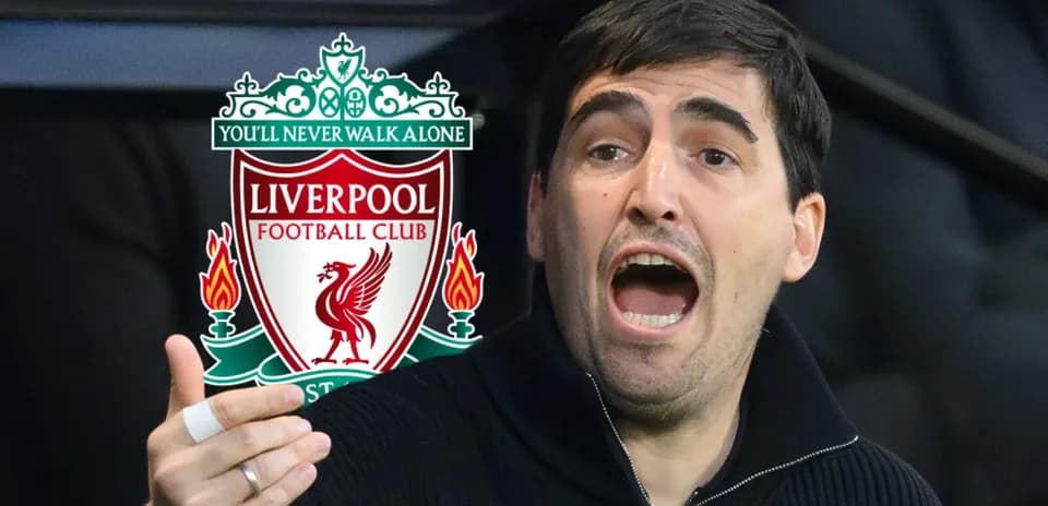 Entrenador de Liverpool gesticulando durante el partido