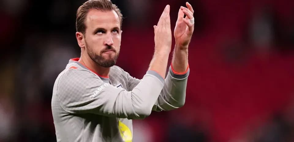 Jugador aplaudiendo al público después del partido