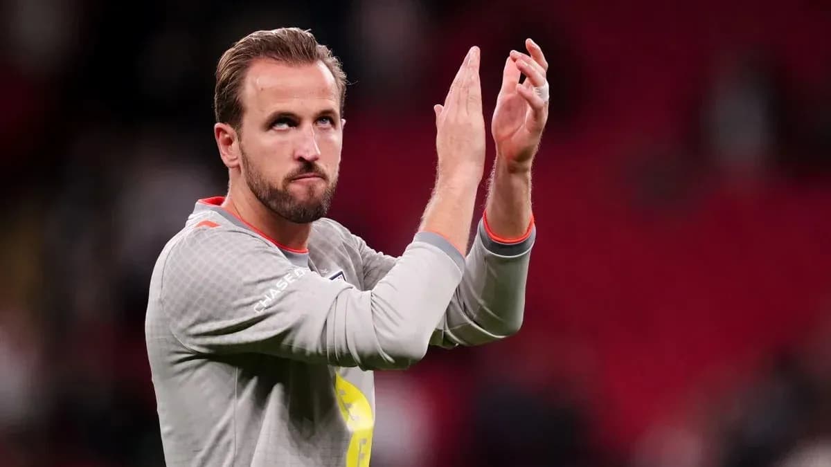 Jugador aplaudiendo al público después del partido