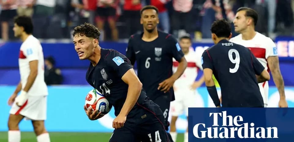 Jugador estadounidense celebra con balón tras gol