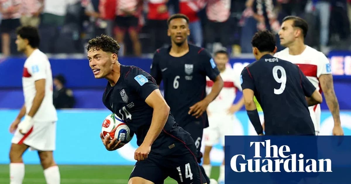 Jugador estadounidense celebra con balón tras gol
