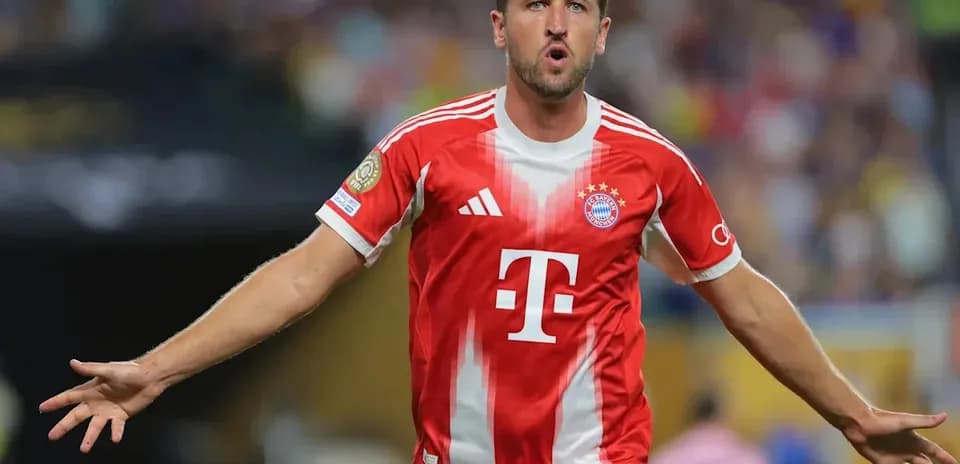 Jugador de Bayern Múnich celebrando un gol en el campo