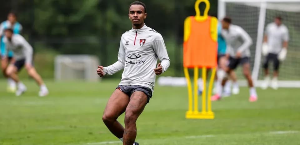 Jugador entrenando en el campo con otros compañeros