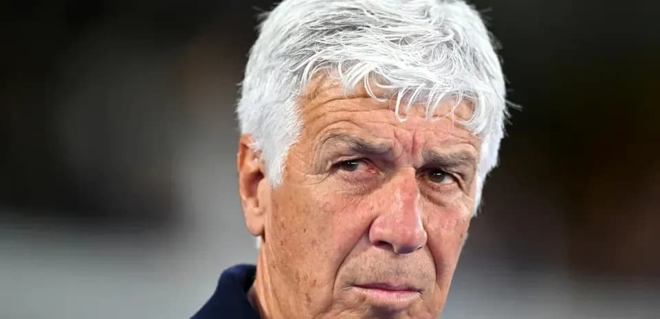 Entrenador observando el partido desde la banda