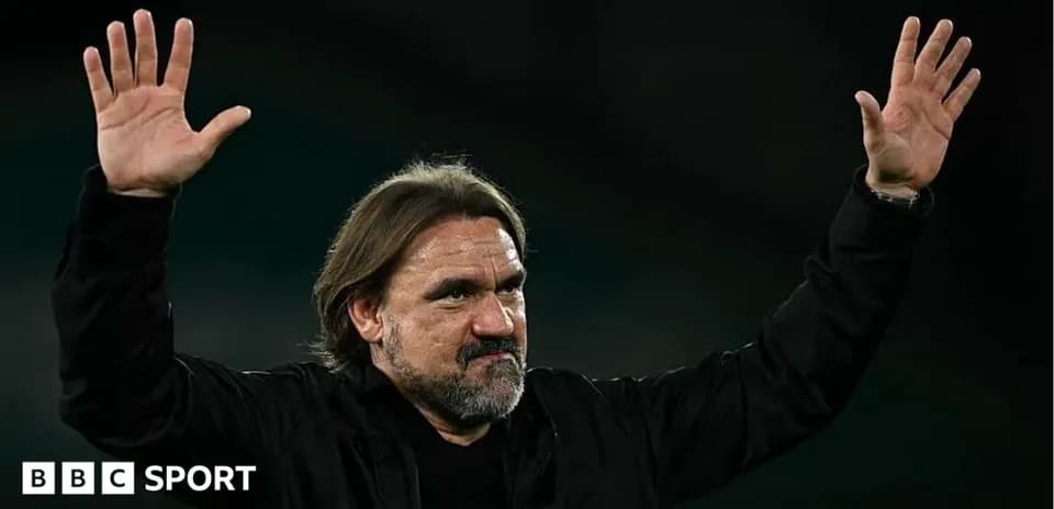 Entrenador saludando a la afición en el estadio