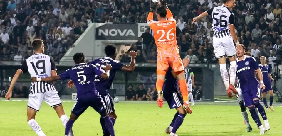 Portero atrapa el balón durante el partido