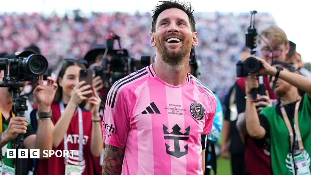 Lionel Messi sonriendo rodeado de fotógrafos