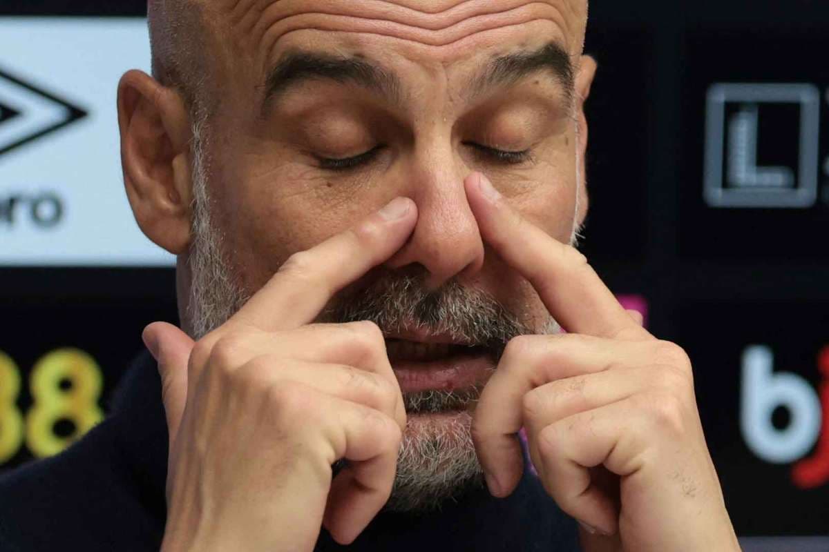 Entrenador hablando durante la conferencia de prensa