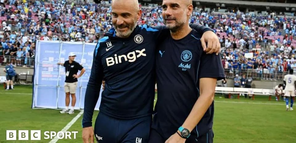 Entrenadores abrazándose tras el partido en el estadio
