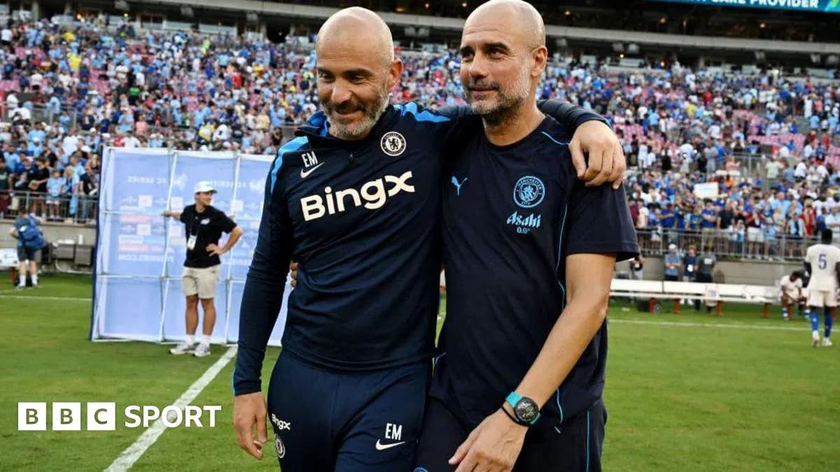 Entrenadores abrazándose tras el partido en el estadio