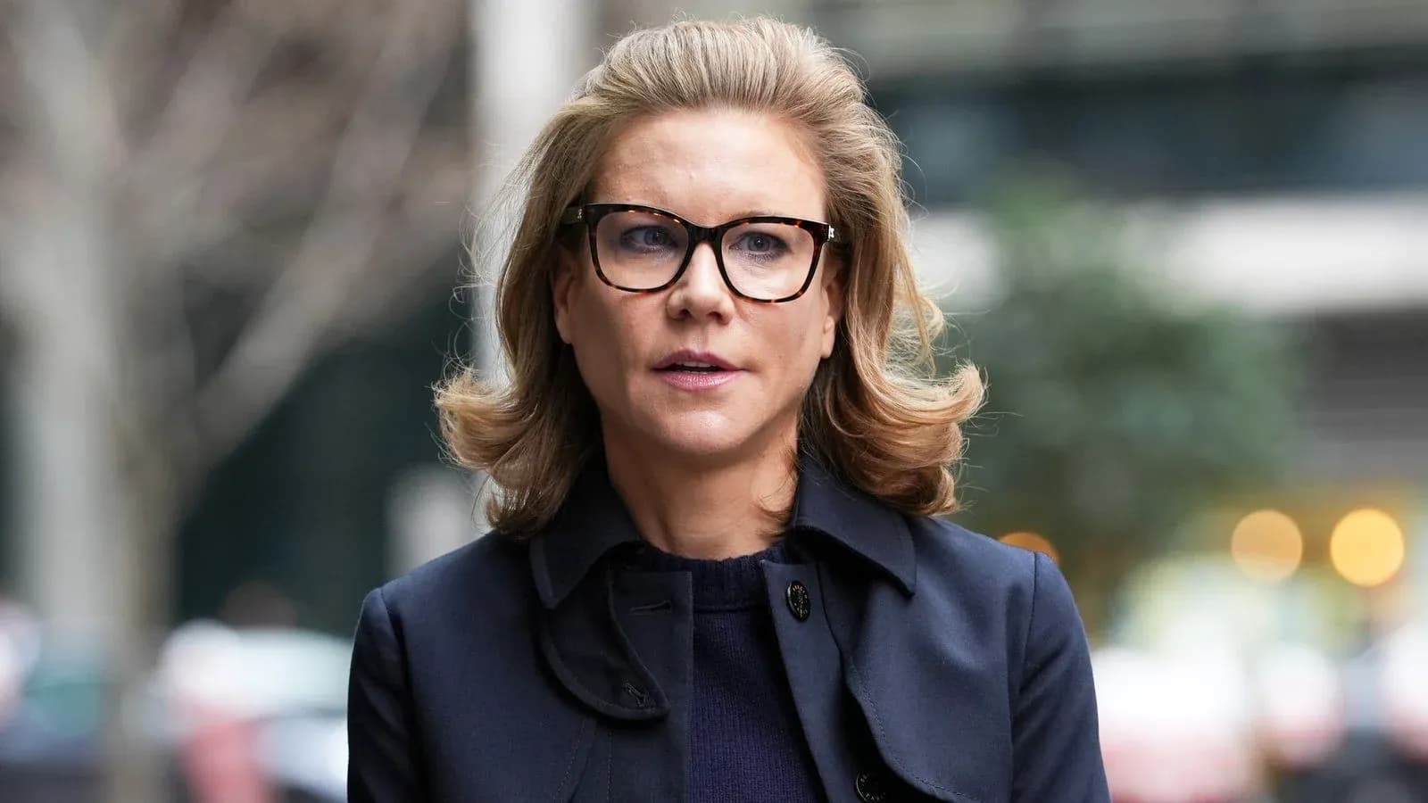 Mujer con gafas caminando por la calle