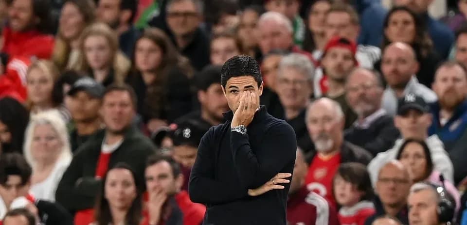 Entrenador en la línea de banda durante el partido