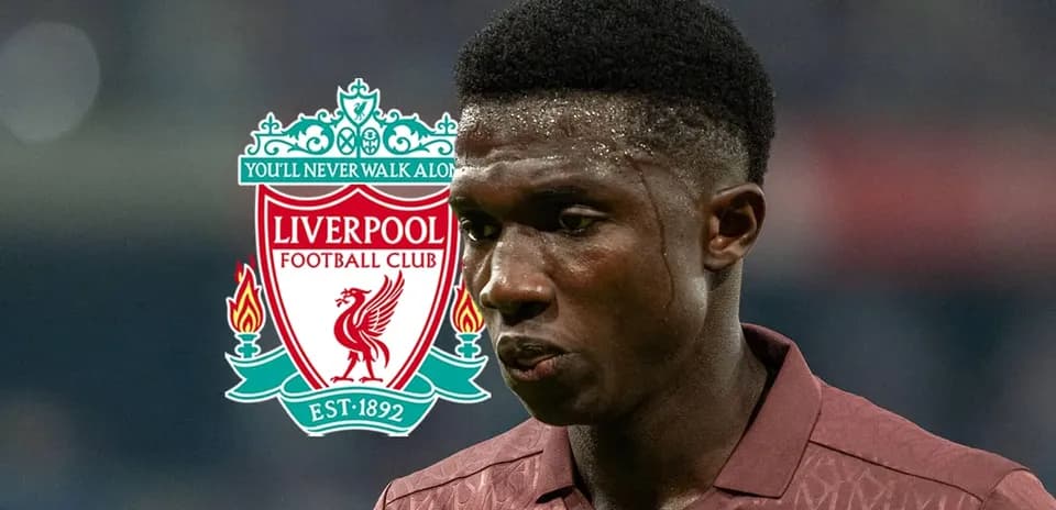 Jugador de Liverpool con el escudo del club de fondo