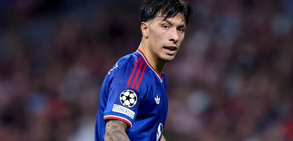 Jugador de fútbol en acción durante un partido
